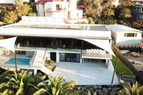 Adelaide - Upmarket Water Front Home